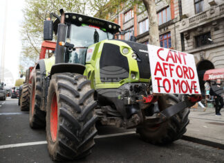 Ирландската полиция предприе действия за сваляне на блокадата на рафинерия