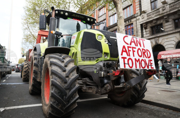 Ирландската полиция предприе действия за сваляне на блокадата на рафинерия