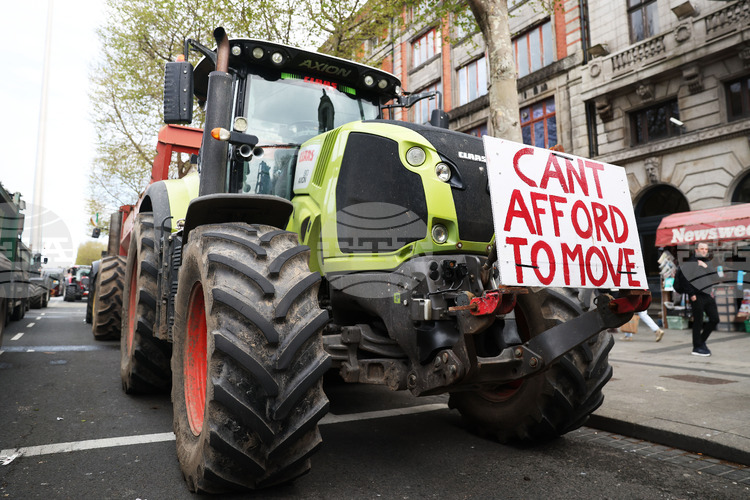 Ирландската полиция предприе действия за сваляне на блокадата на рафинерия