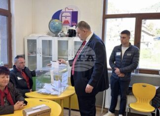 Избрах държавата на хората, каза лидерът на ДПС Делян Пеевски, след като гласува в село Бабяк