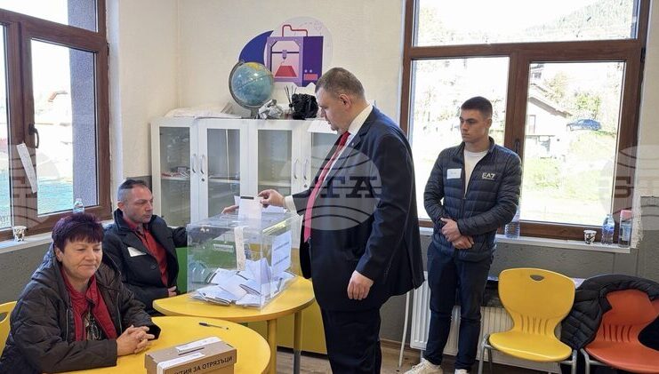 Избрах държавата на хората, каза лидерът на ДПС Делян Пеевски, след като гласува в село Бабяк