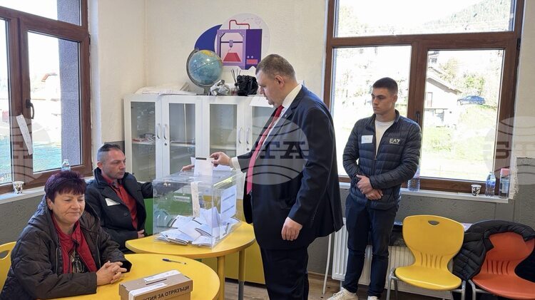 Избрах държавата на хората, каза лидерът на ДПС Делян Пеевски, след като гласува в село Бабяк