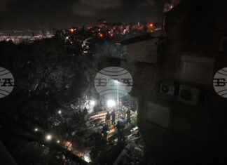 Израелски медии съобщават, че са открити две тела след ирански удар по жилищна сграда в Хайфа