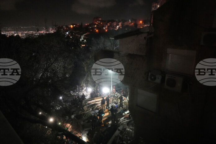Израелски медии съобщават, че са открити две тела след ирански удар по жилищна сграда в Хайфа