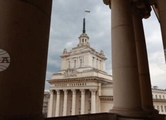 Изтича срокът кандидатите за депутати, избрани в два района, да заявят от коя листа искат да влязат в 52-рия парламент