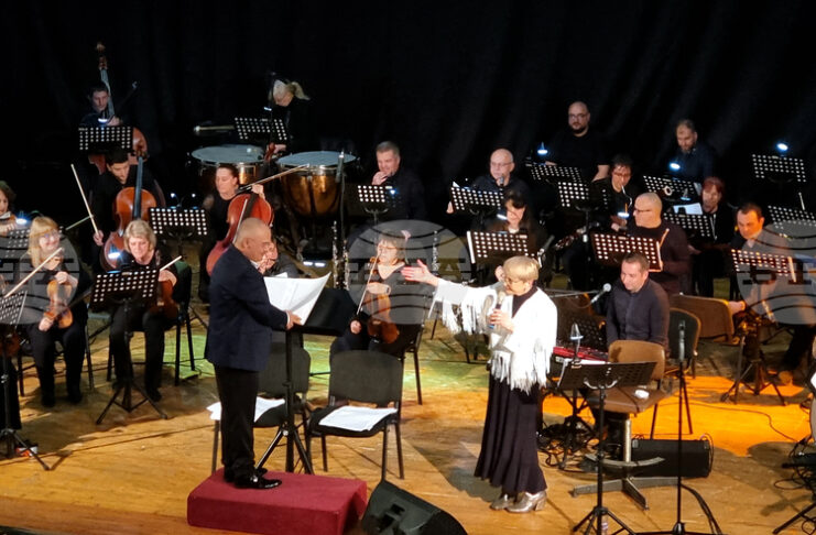 Камелия Тодорова и Симфониета – Шумен поднесоха в Ямбол „Симфония от мечти“, която завърши с много аплодисменти и два биса