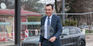 Кметът на София Васил Терзиев се включи в работилница за великденски яйца заедно с екипа на Националния етнографски музей