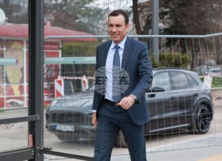 Кметът на София Васил Терзиев се включи в работилница за великденски яйца заедно с екипа на Националния етнографски музей