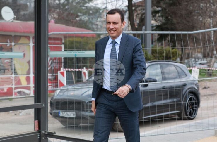 Кметът на София Васил Терзиев се включи в работилница за великденски яйца заедно с екипа на Националния етнографски музей