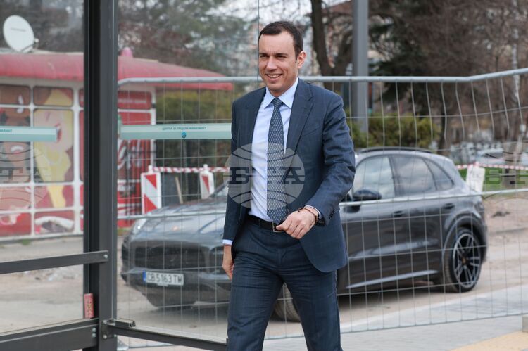 Кметът на София Васил Терзиев се включи в работилница за великденски яйца заедно с екипа на Националния етнографски музей