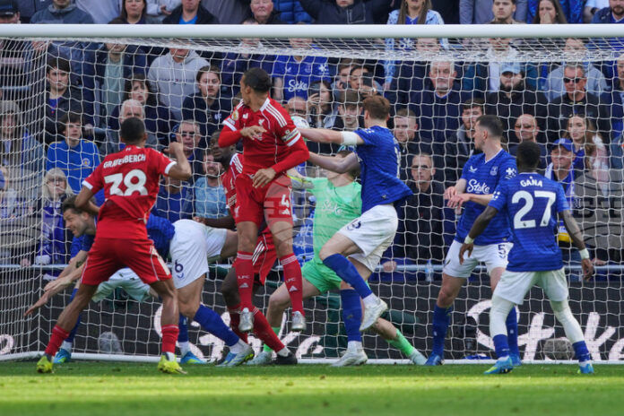 Ливърпул би Евертън в последните секунди на първото дерби на "Хил Дикинсън", Астън Вила и Нотингам постигнаха успехи