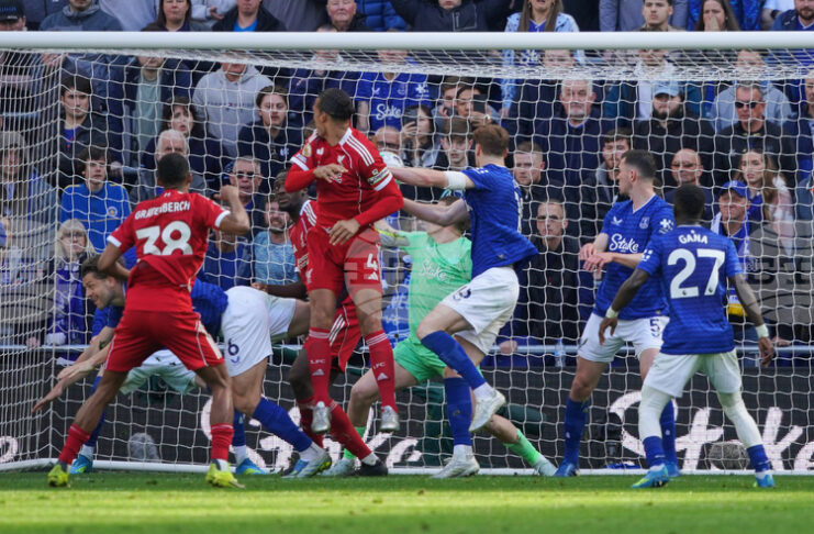Ливърпул би Евертън в последните секунди на първото дерби на "Хил Дикинсън", Астън Вила и Нотингам постигнаха успехи