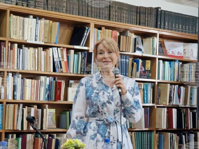 Мира Добрева представи във Велико Търново втората си книга за столетниците и каза, че е написала пиеса по темата