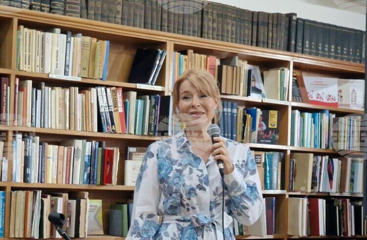 Мира Добрева представи във Велико Търново втората си книга за столетниците и каза, че е написала пиеса по темата