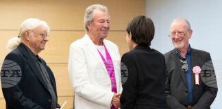 Музикантите от „Дийп пърпъл" се срещнаха с японския премиер Санае Такаичи в Токио