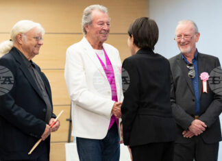 Музикантите от „Дийп пърпъл" се срещнаха с японския премиер Санае Такаичи в Токио