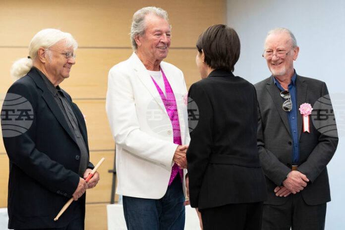 Музикантите от „Дийп пърпъл" се срещнаха с японския премиер Санае Музикантите от „Дийп пърпъл" се срещнаха с японския премиер Санае Такаичи в Токио