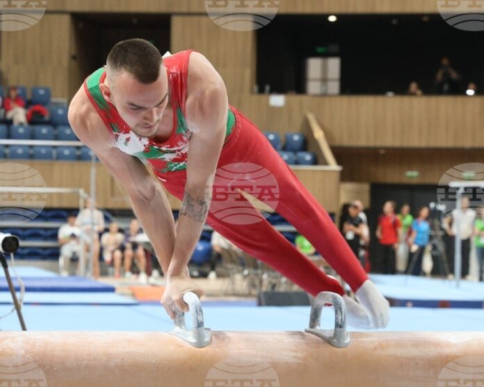 Националът по спортна гимнастика Раян Радков получи най-висока оценка на кон с гривни на първенството на италианската Серия А2