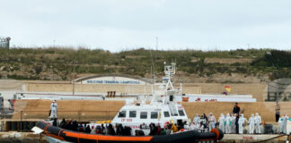 Над 70 души са в неизвестност след потъването на кораб с мигранти в Средиземно море, казаха неправителствени организации