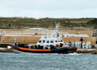 Над 70 души са в неизвестност след потъването на кораб с мигранти в Средиземно море, казаха неправителствени организации