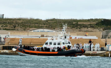 Над 70 души са в неизвестност след потъването на кораб с мигранти в Средиземно море, казаха неправителствени организации