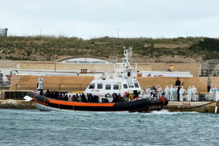 Над 70 души са в неизвестност след потъването на кораб Над 70 души са в неизвестност след потъването на кораб с мигранти в Средиземно море, казаха неправителствени организации