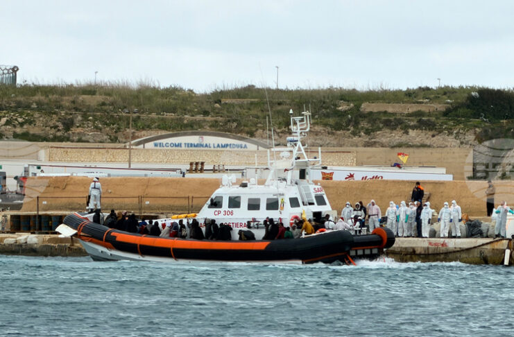 Над 70 души са в неизвестност след потъването на кораб с мигранти в Средиземно море, казаха неправителствени организации