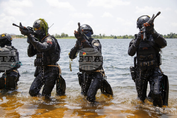 Неизвестни лица застреляха трима цивилни, ескортирани от конвой на ганайската армия; 7 от нападателите са убити