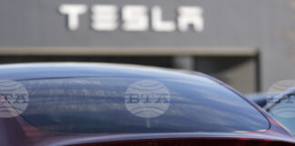 Нидерландия стана първата европейска страна, разрешила използването на функция за автономно шофиране на "Тесла"