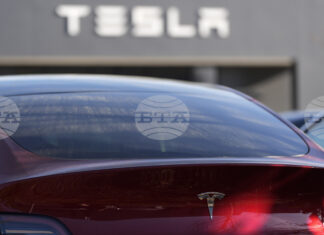 Нидерландия стана първата европейска страна, разрешила използването на функция за автономно шофиране на "Тесла" Нидерландия стана първата европейска страна, разрешила използването на функция за автономно шофиране на "Тесла"