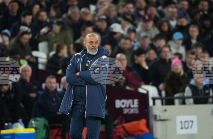 Нуно Ешпирито Санто настоява, че битката за оцеляване не е надпревара между два отбора