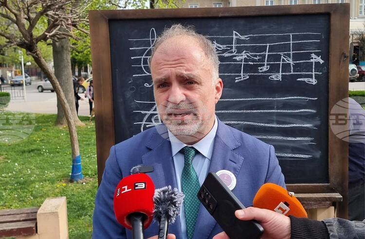 Нужна е дългосрочна стратегия за културата и реформа в сценичните изкуства, каза в Русе министър Найден Тодоров