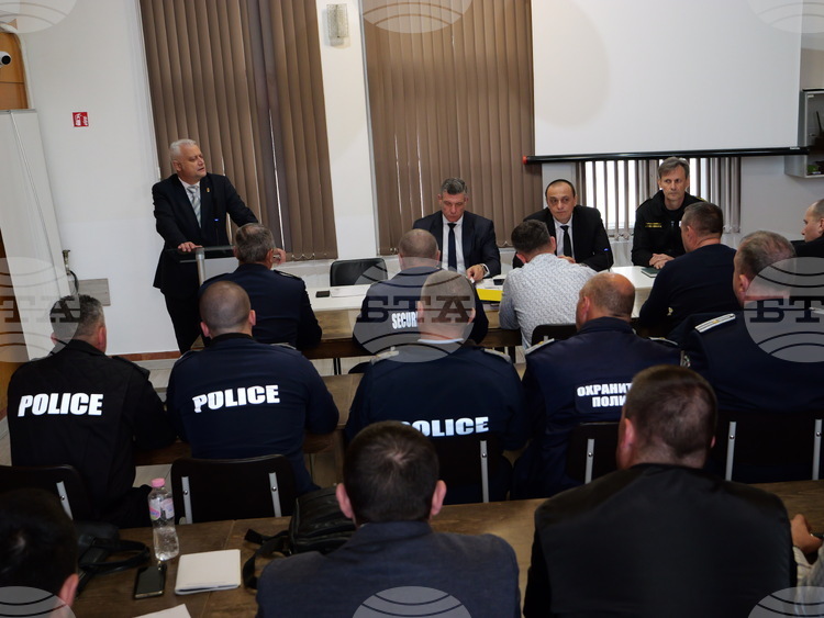 Нямаме фаворити, целта е нулева манипулация на вота, каза служебният министър на вътрешните работи Емил Дечев в Шумен