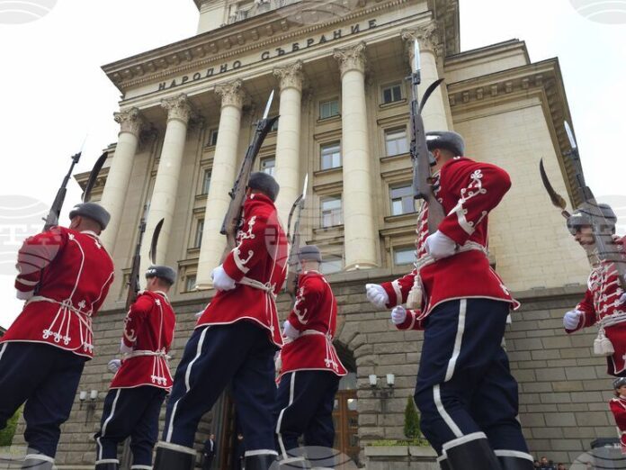 ОБНОВЕНА Депутати коментираха на влизане в Народното събрание какви са очакванията им за работата, избор на председател и формиране на редовно правителство