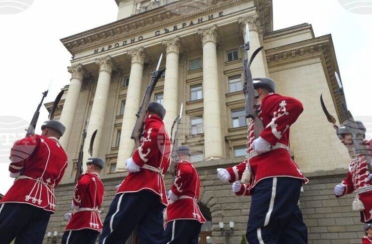 ОБНОВЕНА Депутати коментираха на влизане в Народното събрание какви са очакванията им за работата, избор на председател и формиране на редовно правителство