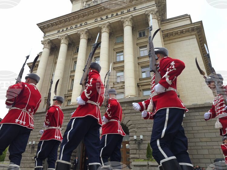 ОБНОВЕНА Депутати коментираха на влизане в Народното събрание какви са очакванията им за работата, избор на председател и формиране на редовно правителство