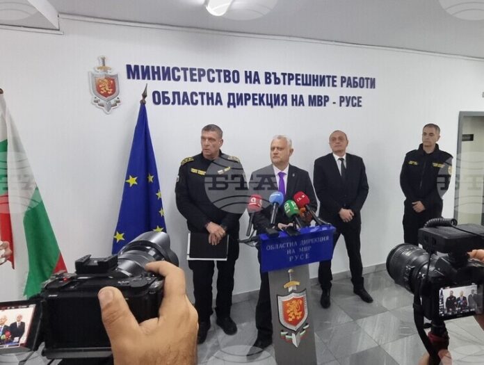 ОБНОВЕНА Хора на публични длъжности се опитват да въздействат върху изборния процес, каза в Русе служебният министър на вътрешните работи Емил Дечев