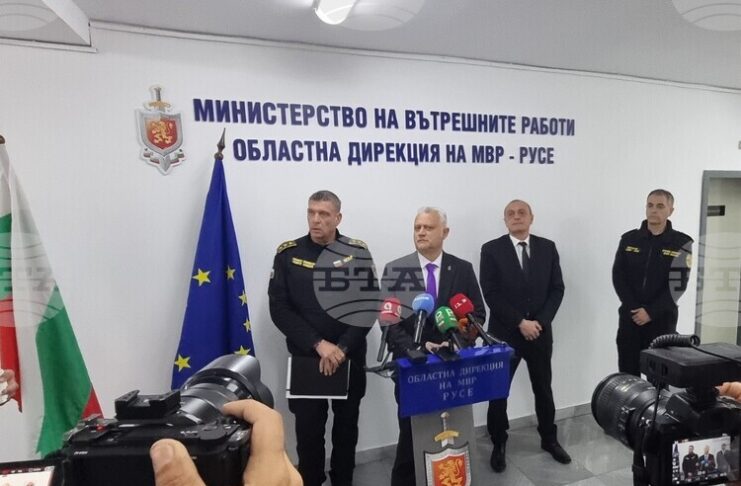 ОБНОВЕНА Хора на публични длъжности се опитват да въздействат върху изборния процес, каза в Русе служебният министър на вътрешните работи Емил Дечев