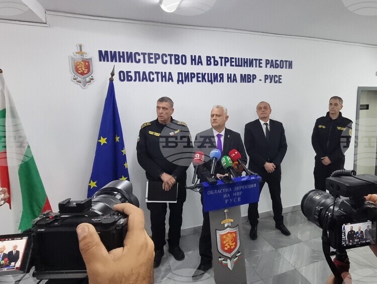 ОБНОВЕНА Хора на публични длъжности се опитват да въздействат върху изборния процес, каза в Русе служебният министър на вътрешните работи Емил Дечев