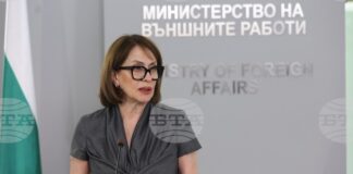 ОБНОВЕНА Малко под 200 000 са гласувалите в чужбина български граждани, 53 000 са гласували с машини, съобщи министър Надежда Нейнски
