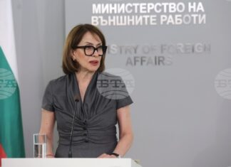 ОБНОВЕНА Малко под 200 000 са гласувалите в чужбина български граждани, 53 000 са гласували с машини, съобщи министър Надежда Нейнски