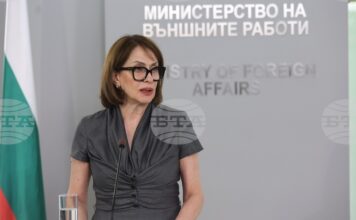 ОБНОВЕНА Малко под 200 000 са гласувалите в чужбина български граждани, 53 000 са гласували с машини, съобщи министър Надежда Нейнски