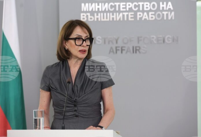 ОБНОВЕНА Малко под 200 000 са гласувалите в чужбина български граждани, 53 000 са гласували с машини, съобщи министър Надежда Нейнски