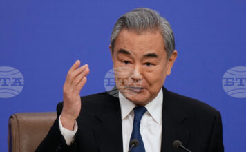 ОБНОВЕНА Пекин разкритикува блокадата на Ормузкия проток; китайският външен министър обсъди въпроса с пакистанския си колега