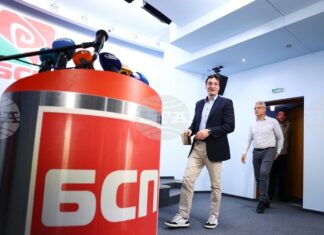 ОБНОВЕНА Ще поискам от Националния съвет на БСП вот на доверие, не го ли получа, подавам веднага оставка, каза Крум Зарков