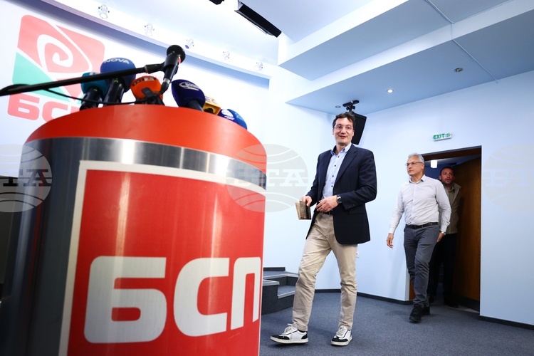 ОБНОВЕНА Ще поискам от Националния съвет на БСП вот на доверие, не го ли получа, подавам веднага оставка, каза Крум Зарков