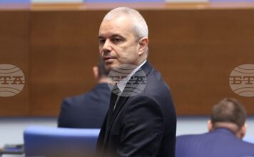 ОБНОВЕНА Тук сме, за да говорим, да се чува гласът на истината, заяви в декларация от името на "Възраждане" Костадин Костадинов