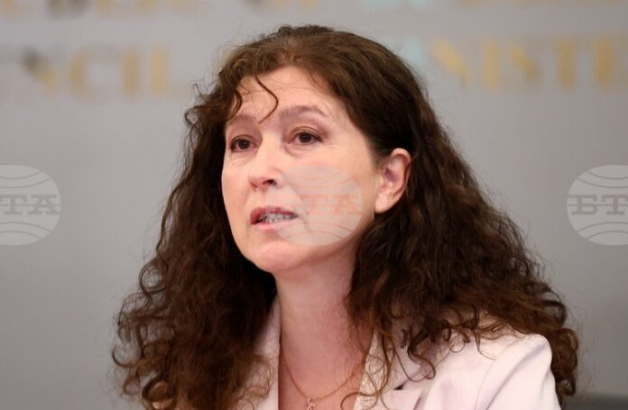 Общо 10 897 паравани за гласуване са предоставени на всички Общо 10 897 паравани за гласуване са предоставени на всички общини, съобщи Ваня Нушева от Координационния щаб за изборите