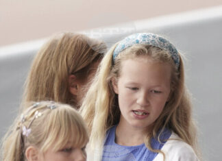 ОБЗОР
Звездата на Исла Филипс изгрява на небосклона на британското кралско семейство ОБЗОР
Звездата на Исла Филипс изгрява на небосклона на британското кралско семейство