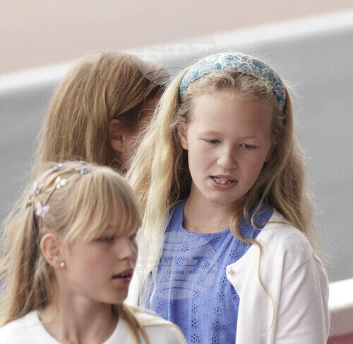 ОБЗОР
                                                                                                Звездата на Исла Филипс изгрява на небосклона на британското кралско семейство